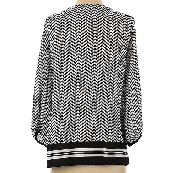 Violet & Claire V-Neck Blouse Black White Geometric - Picture 2 of 13
